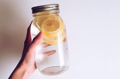 4 причины пить воду с лимоном по утрам