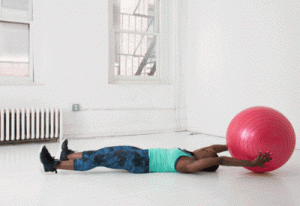 Проработка мышц Abs с фитнес мячом, лежа на спине